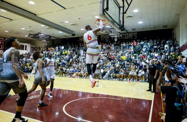 开云官网-亲历者还原火爆12小时！球星与球迷在西雅图双输