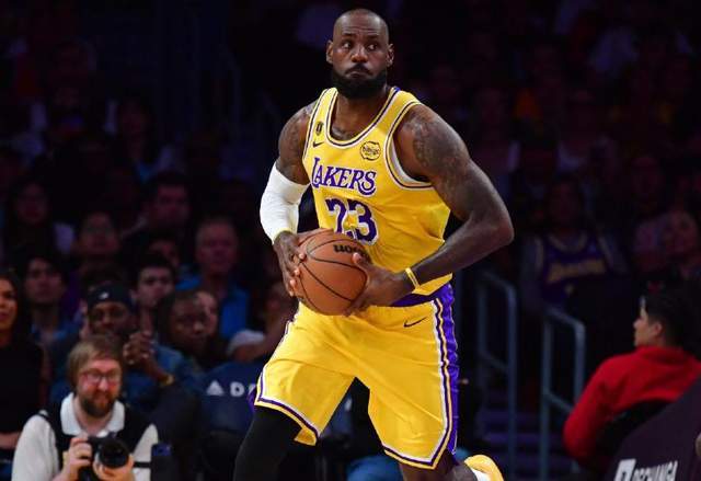 开云体育官网-轰21+2+5！斯玛特梦回巅峰，佩林卡签约血赚，他比电风扇强太多了